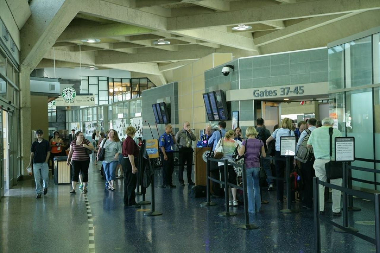 Evacuan aeropuerto de Kansas City en EE.UU. por una amenaza de seguridad que indaga el FBI