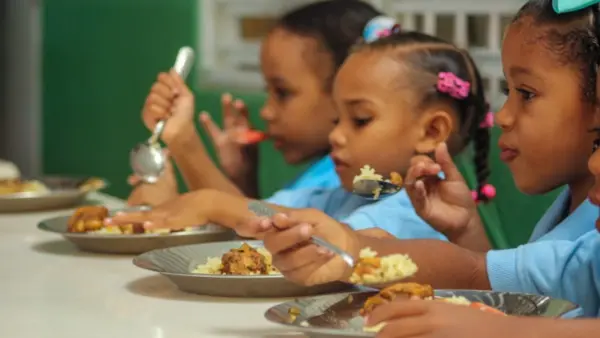 La semana pasada, se presentaron problemas de salud en estudiantes tras consumir el almuerzo escolar. Fuente externa.