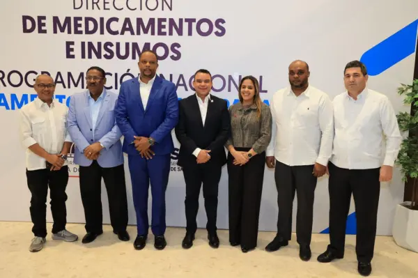 Autoridades del SNS en taller de medicamentos para la Red Pública de Salud.
