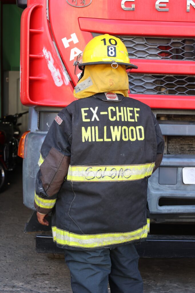 El chaleco con su apellido no es un detalle: es la forma de identificación si no regresa.