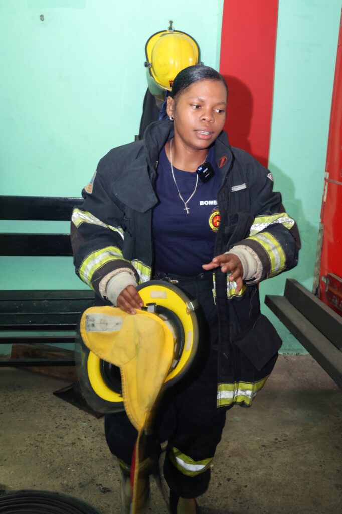 Celia está lista para apagar incendios. 