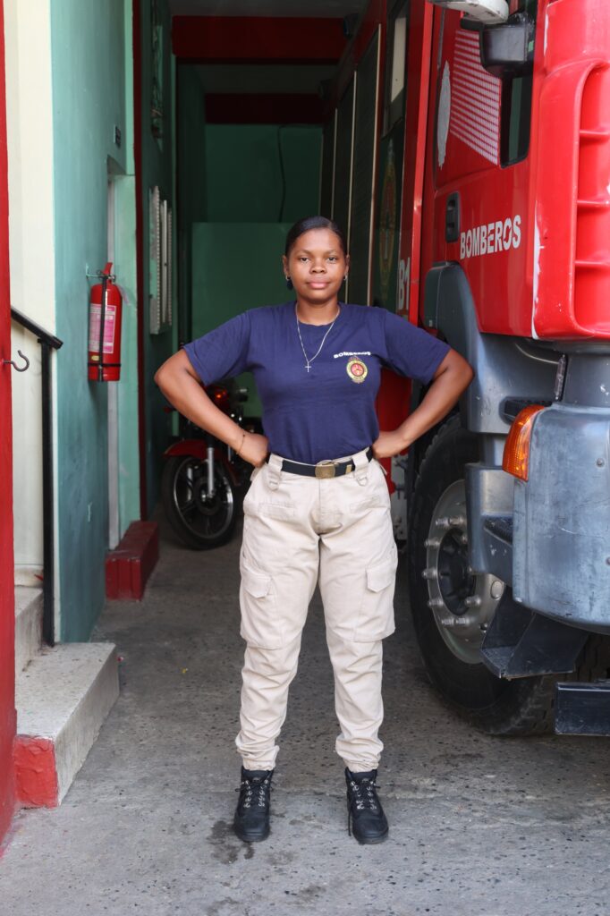 Celia López, bombera de 30 años, madre soltera y mujer que inspira. 