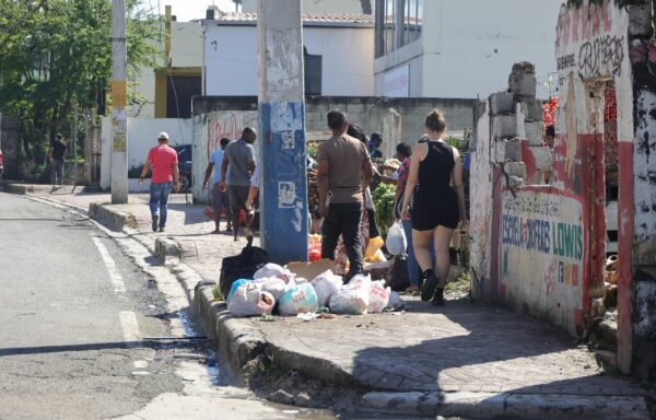 Basura ocupa espacio de aceras, peatones hacen malabares para transitar en Villa Mella, Santo Domingo Norte