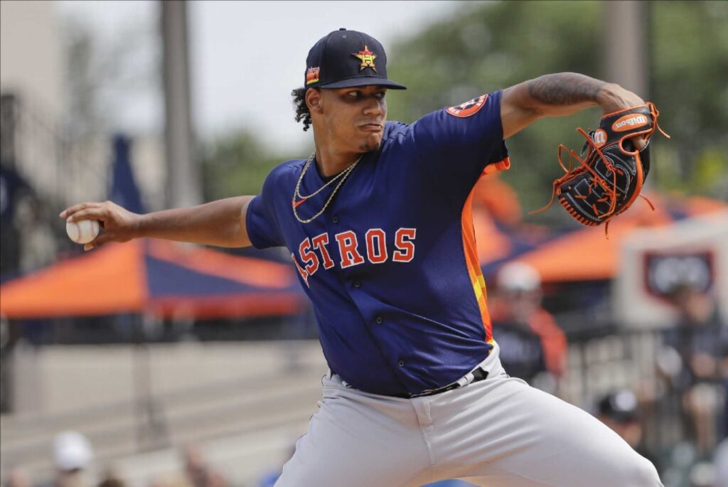 ¡Alarmas! por pérdida de velocidad en los envíos de los dominicanos Carlos Estévez y Bryan Abreu