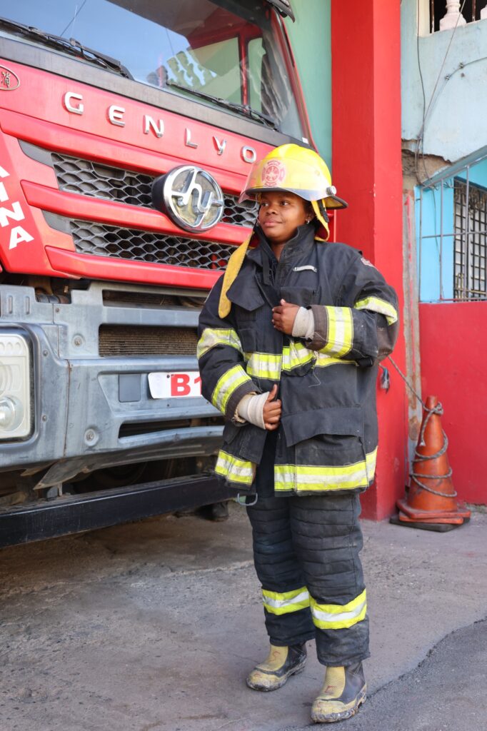 Celia luce su uniforme con mucho orgullo.