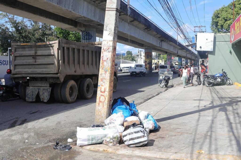 ¡Al grito! Residentes de Villa Mella denuncian cúmulos de basura tras retiro de contenedores