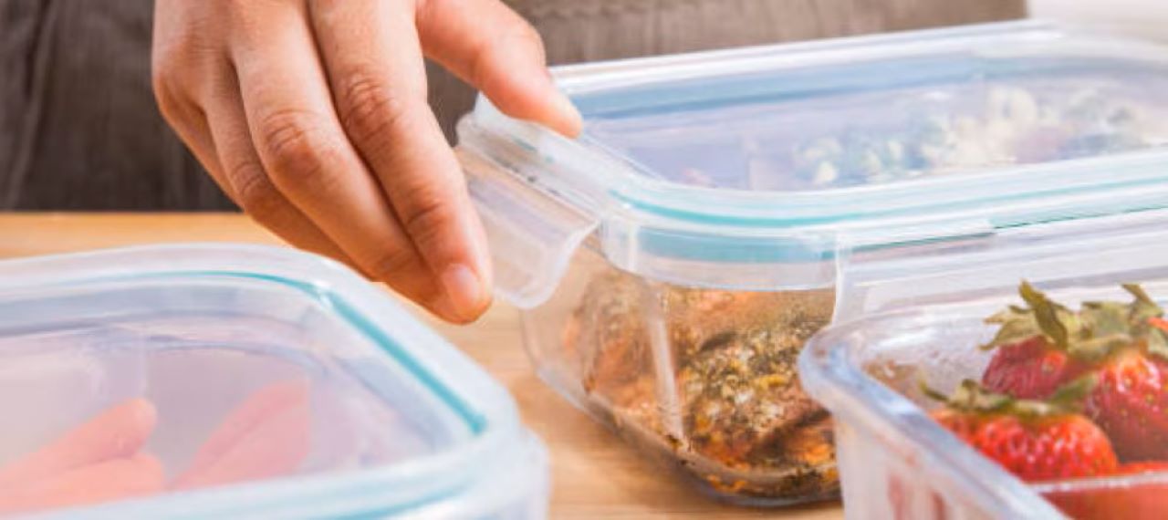 Calentar comida en bolsas plásticas: un hábito cotidiano con riesgos ocultos