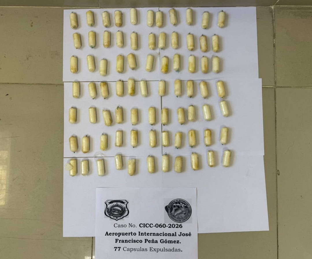 Español detenido en el AILA con 77 cápsulas de cocaína en el estómago