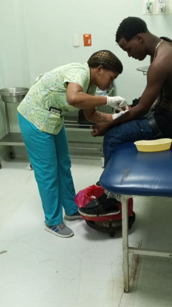 Celia cura las heridas de pacientes en un hospital.