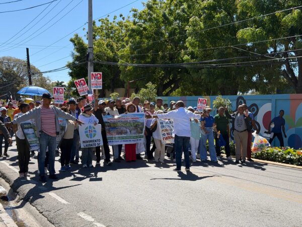 Cientos de personas marchan en San Juan en contra de la explotación minera en la Cordillera Central.