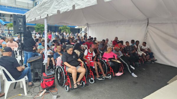 Cientos de personas reciben gratis sillas de ruedas donadas por dos fundaciones.