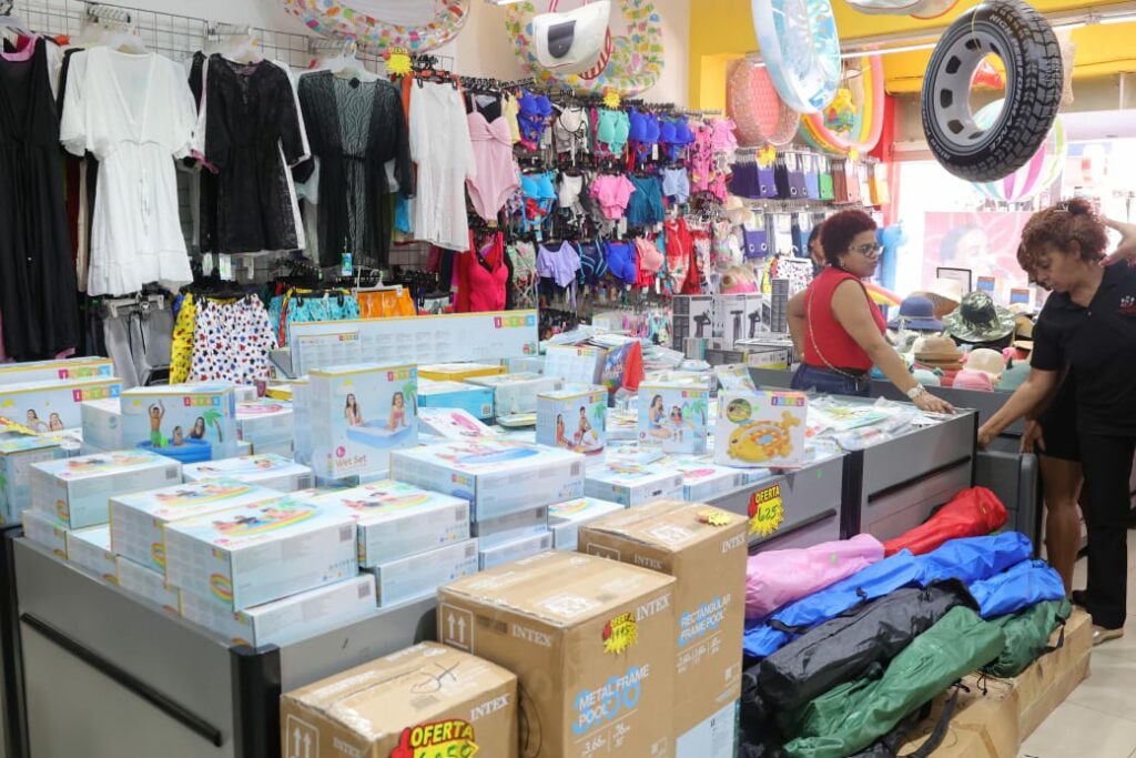 Fiebre de compras por Semana Santa: aumentan ventas de trajes de baño y artículos de playa en la Duarte