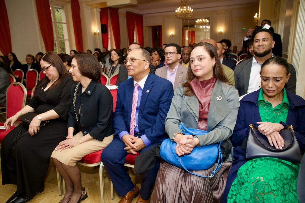 Abinader se reúne con dominicanos en París y reafirma apoyo a la diáspora