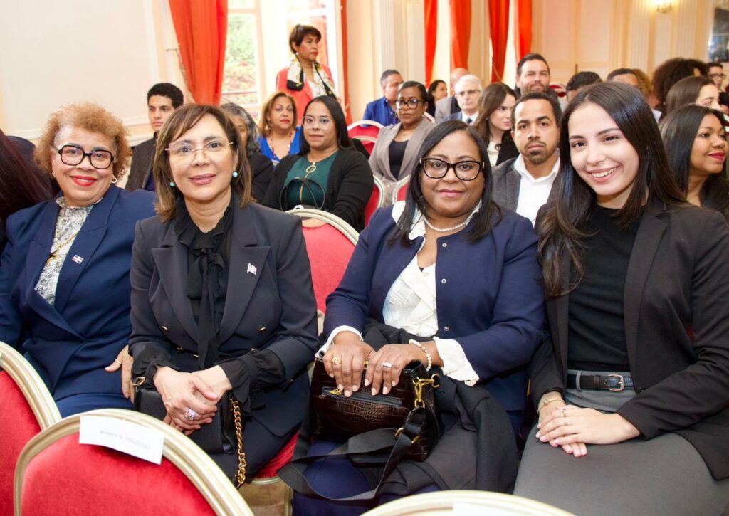 Abinader se reúne con dominicanos en París y reafirma apoyo a la diáspora