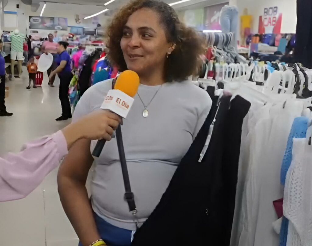 Daniela Guzmán adquirió una salida de playa de color negro.