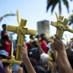 Fieles conmemoran el Domingo de Ramos, inicio de la Semana Santa
