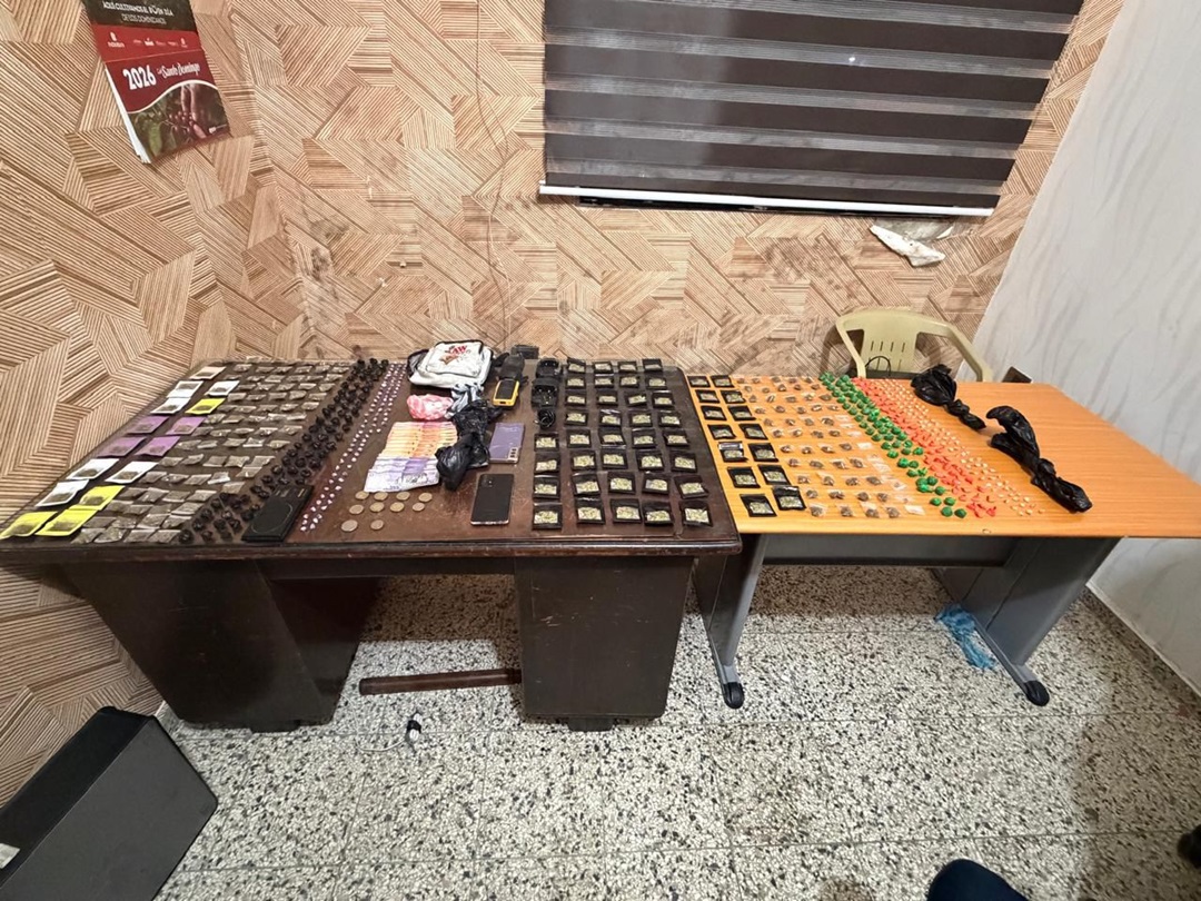 Autoridades decomisan cigarrillos y más de 500 porciones de drogas en operativos en Santo Domingo Este y La Vega