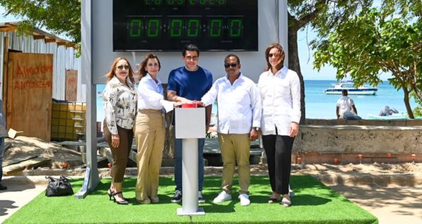 David Collado encabezó ayer el inicio de la construcción de un parador fotográfico en  Punta Rucia, en provincia Puerto Plata.