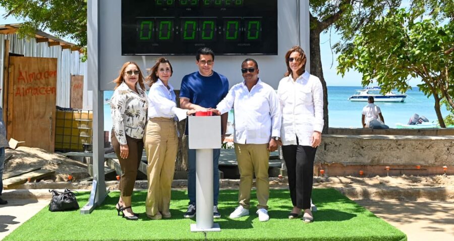 David Collado encabezó ayer el inicio de la construcción de un parador fotográfico en  Punta Rucia, en provincia Puerto Plata.