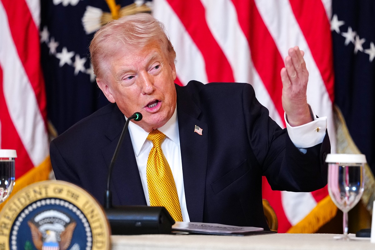 Trump ordena destruir embarcaciones en el Estrecho de Ormuz