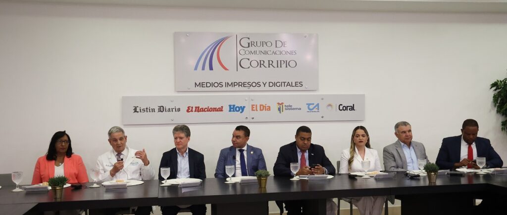 El director del Servicio Nacional de Salud (SNS) y su equipo en el Almuerzo Semanal del Grupo de Comunicaciones Corripio, junto José Alfredo Corripio y José Monegro, director de El Día. José de León. 