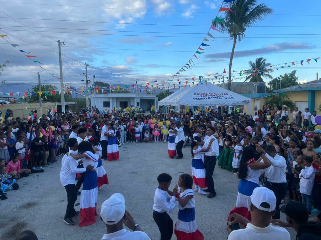 El grupo Los Folklóricos destacó la tradición musical del país.
