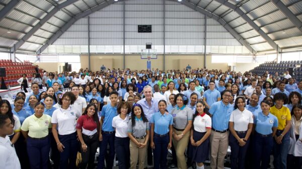 El presidente Abinader con estudiantes de Santo Domingo Este