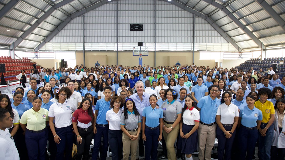 Abinader promete fortalecer laboratorios y seguridad escolar al dialogar con estudiantes de Santo Domingo Este