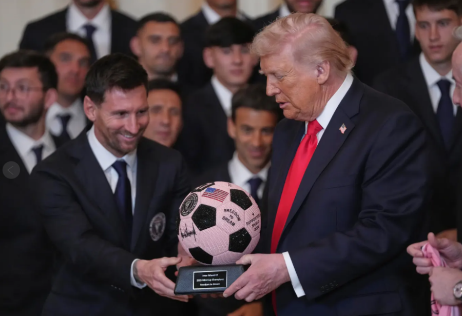 El presidente Donal Trump recibe un trofeo de manos del argentino Lionel Messi, durante un acto para honrar al Inter Miami en la Casa Blanca, el jueves 5 de marzo de 2026