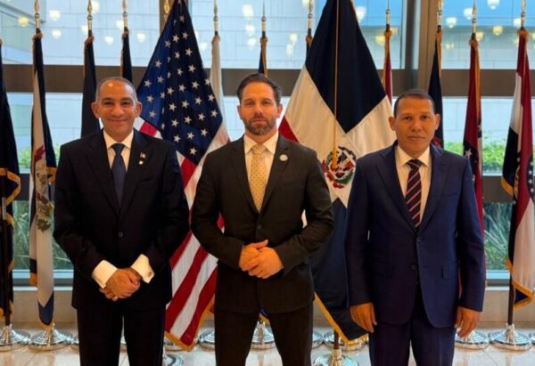 Encuentro se realizó en la Embajada de Estados Unidos en el país.