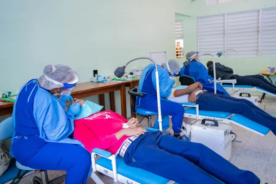 En jornada de salud integral, el Inabie llevó servicios odontológicos para los estudiantes. Fuente externa.