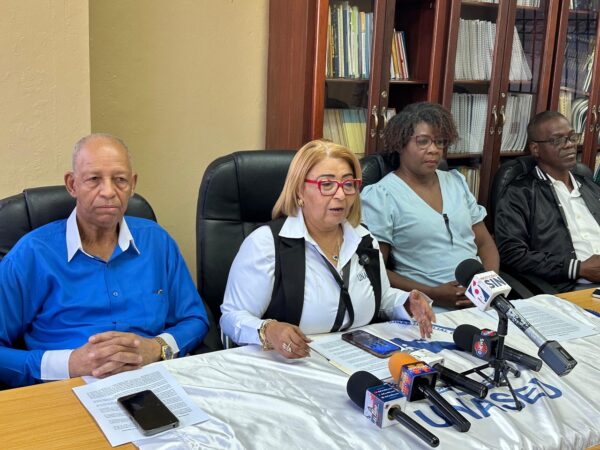 Enfermeras anuncian piquete frente al Palacio Nacional y exigen firma de acuerdos al Gobierno.