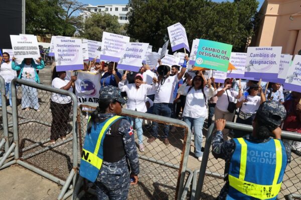 Enfermeras marchan hacia el Palacio Nacional en demanda de reivindicaciones laborales.