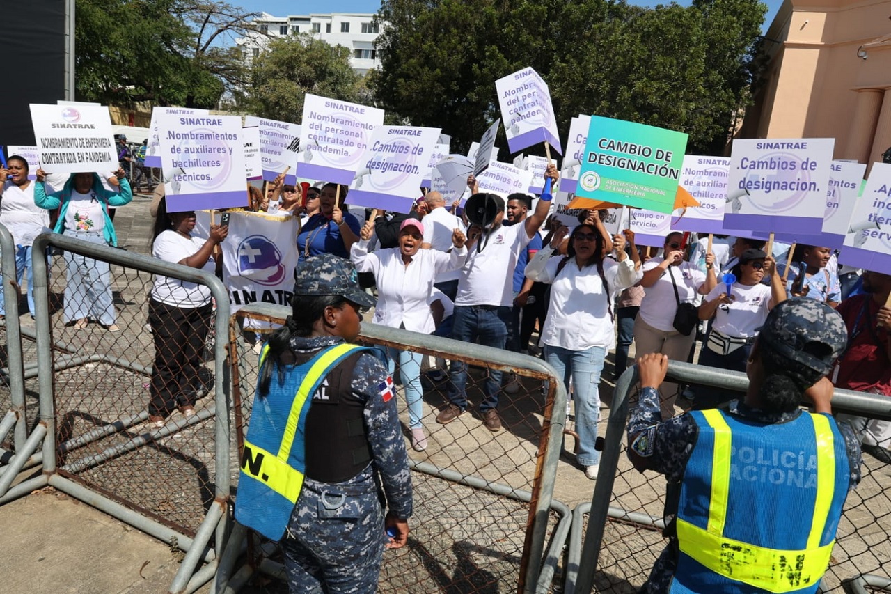 Enfermeras protestan frente al Palacio Nacional: exigen acuerdos, incentivos y mejoras laborales