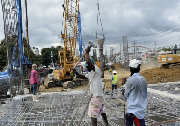 Extranjeros en construcción