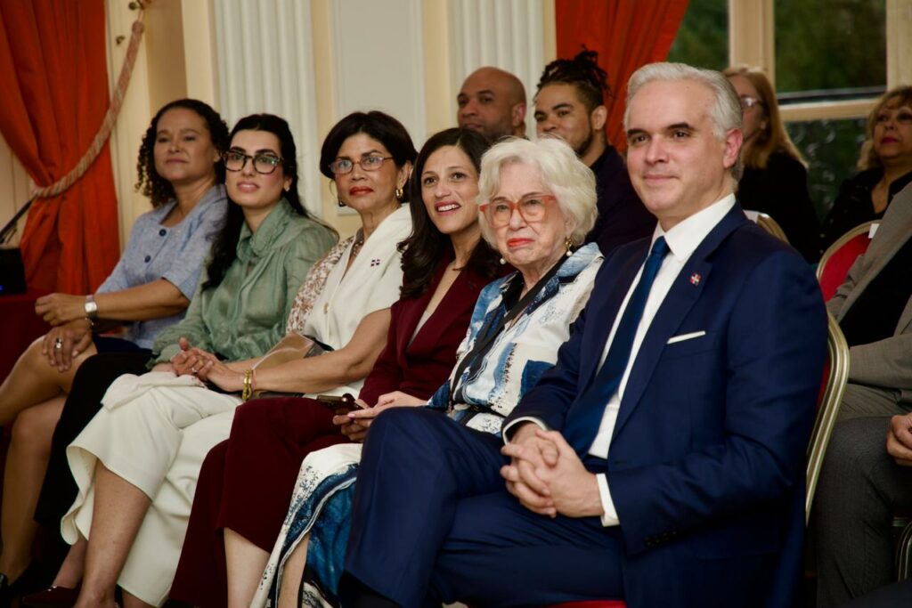 Abinader se reúne con dominicanos en París y reafirma apoyo a la diáspora