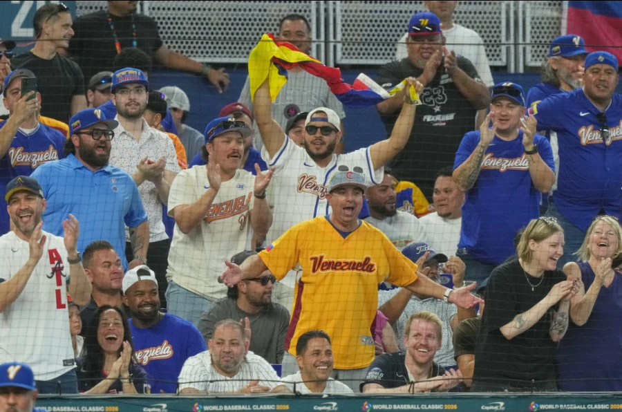 Fanáticos de Venezuela alientan a la selección durante el juego contra Holanda en el Clásico Mundial de béisbol, el viernes 6 de marzo de 2026, en Miami.