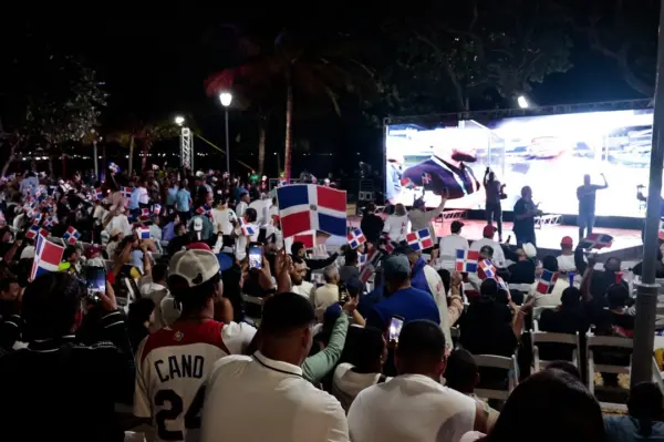Fanáticos en la Plaza Santo Domingo