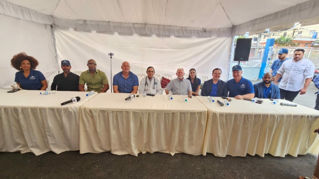 Félix Antonio Cruz Jiminián, presidente de la fundación homónima, y David Behring, presidente de la Wheelchair Foundation, junto con el equipo de ambas instituciones.