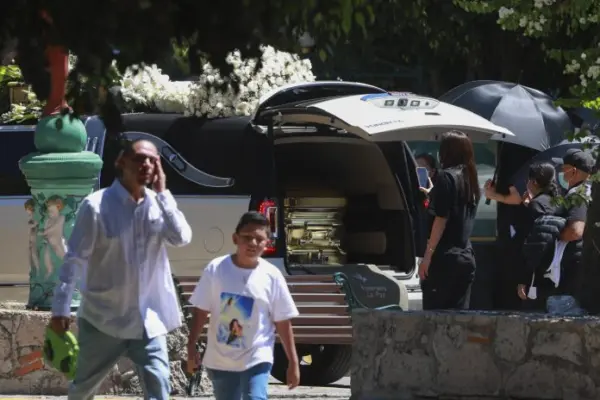 Féretro con los presuntos restos de El Mencho
