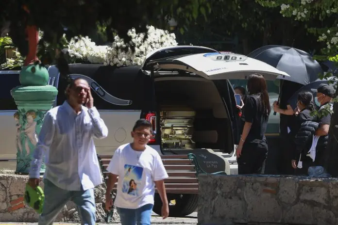Féretro con los presuntos restos de El Mencho