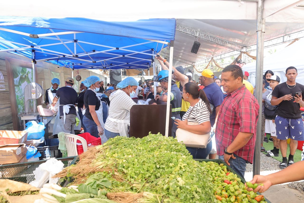 Feria agropecuaria 2026 atrae a cientos de personas en busca de comida a bajo costo