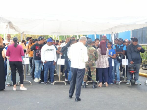 Filas en la sede del Intrant en busca de renovar la licencia.