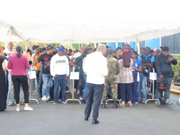 Filas en la sede del Intrant en busca de renovar la licencia.
