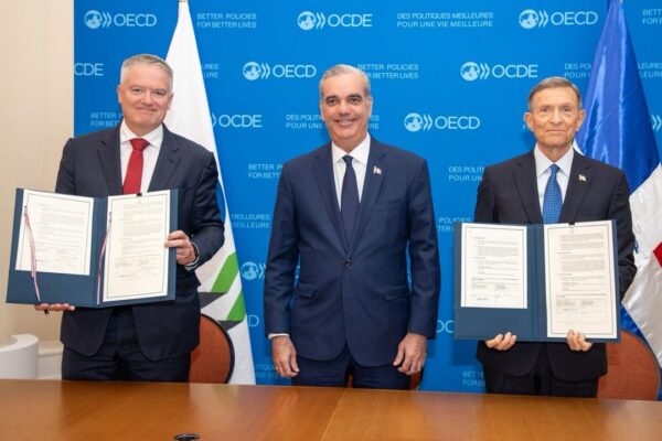 Firma acuerdo en Francia