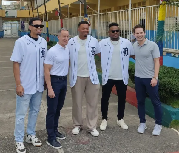 Framber Valdez junto a Wenceel Pérez, Thayron Liranzo y el propietario del equipo Christopher Ilitch