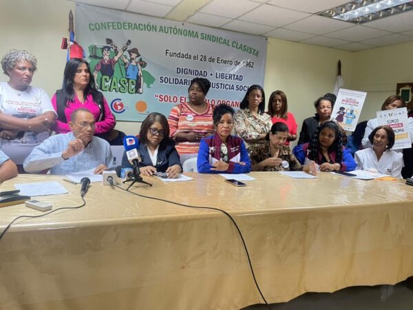 Organizaciones sindicales demandan aumento salarial para el personal administrativo en el área de salud.