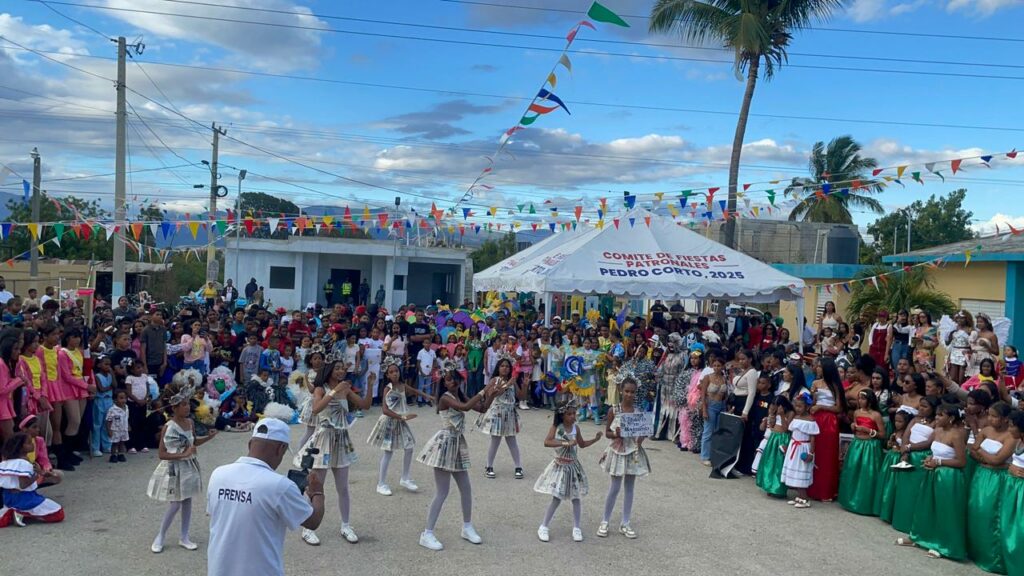 Grupo Titulares en Movimiento, cuyos trajes son hechos a base de papel periódico.