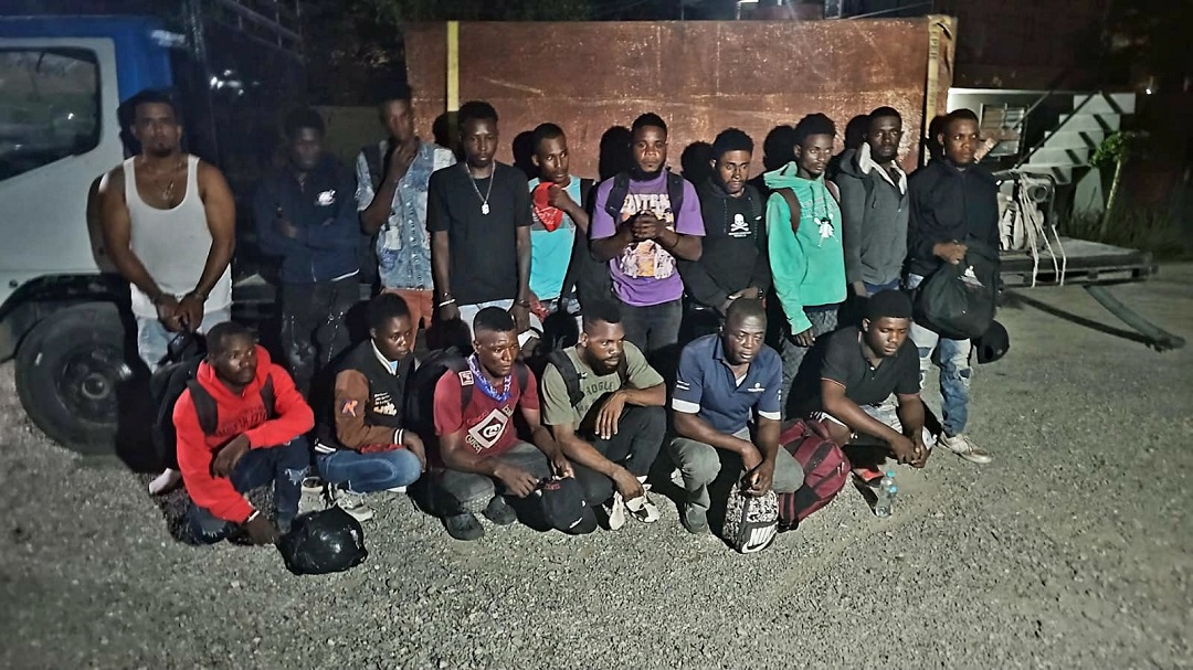 Ejército detiene hombre que transportaba 15 haitianos ocultos en camión cisterna