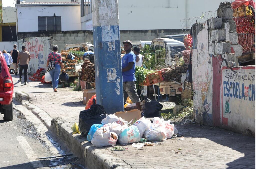 ¡Al grito! Residentes de Villa Mella denuncian cúmulos de basura tras retiro de contenedores